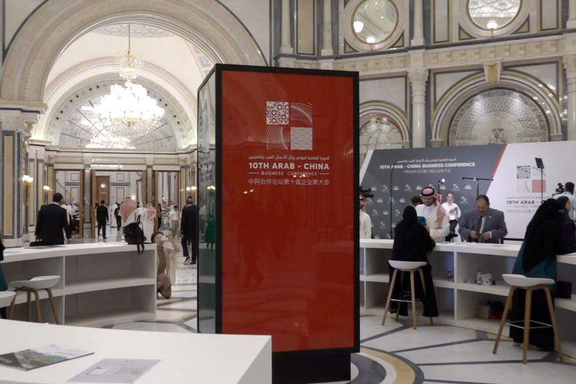 中阿合作论坛第十届企业家大会今年6月在利雅得举行。中阿双方签署30多项合作协议,总规模约100亿美元,内容涉及技术、可再生能源、农业等多个领域。(互联网)