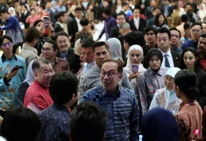 不与中国敌对 安华:坚持维护领海主权