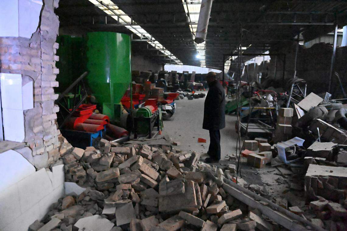 甘肃省临夏州积石山县大河家镇受损的建筑物。(中新社)