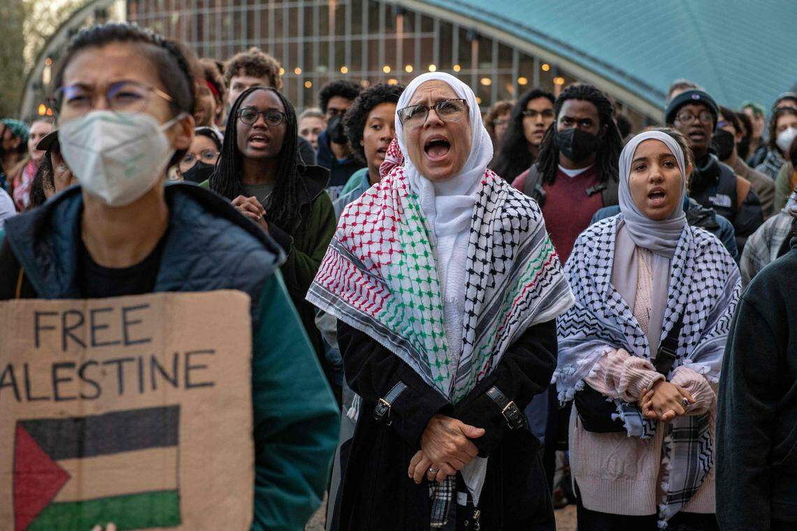 10月19日,麻省理工学院举行支持巴勒斯坦人的集会,参与者在集会上高喊口号并举着标语。(法新社)