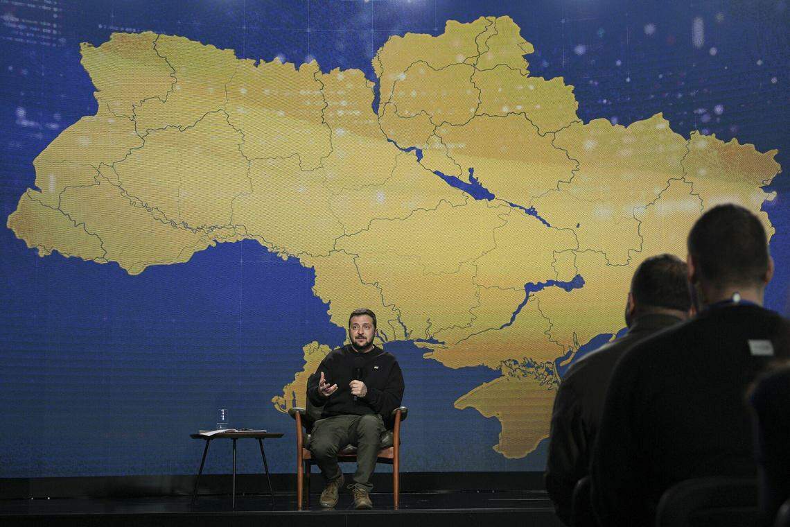 12月19日,乌总统泽连斯基在基辅出席年度记者会时强调,他相信美国不会“背叛”乌克兰这个饱受战火蹂躏的国家,并履行此前许下的承诺。(彭博社)