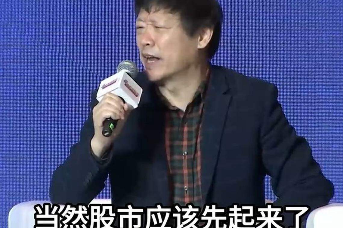 对于到底应该是股市先起来还是房市先起来,胡锡进星期四在一场活动中表示,当然股市应该先起来。(视频截取)