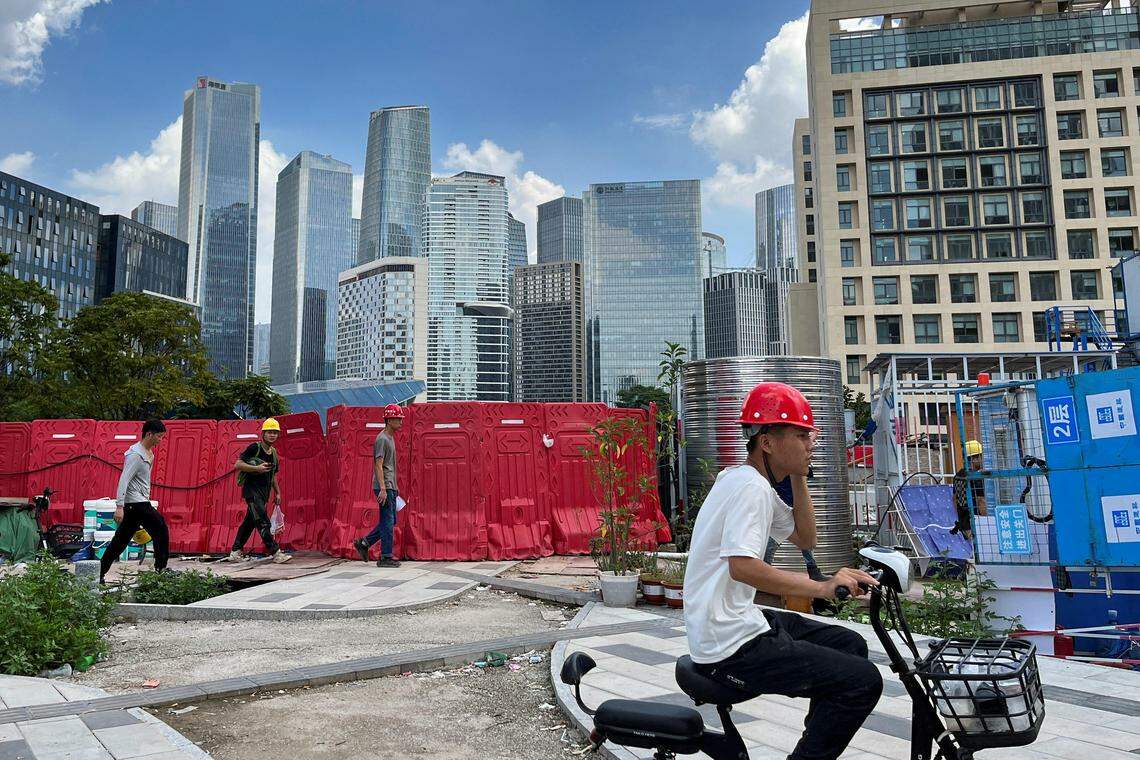 中国国安部上周五发文指,唱衰中国经济危害国家安全。图为深圳前海新区正在修建的办公楼。(路透社)