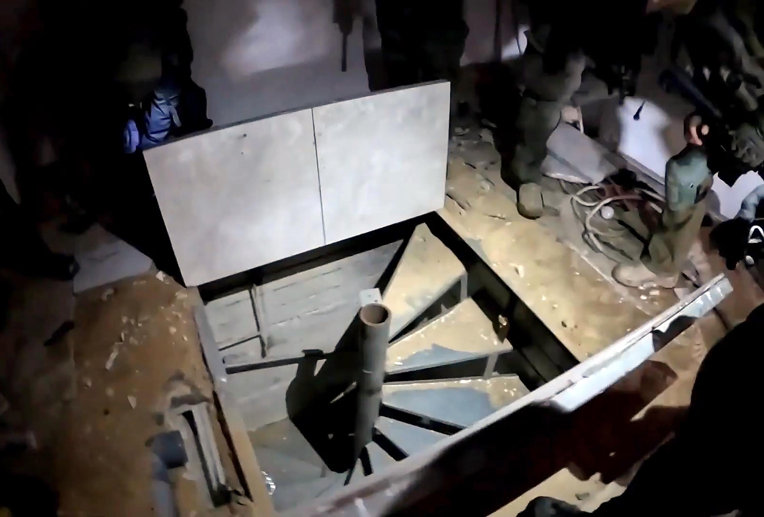 隧道入口隐藏得很好,看似普通的地板打开后,竟是可通往地底的螺旋楼梯。(以色列国防军视频截图)