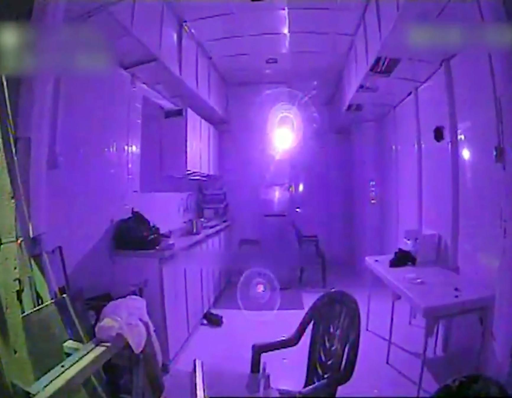 据以色列,哈马斯多名高级领导人使用这些隧道在加沙活动。隧道内有电力、水管、监控摄像头、防爆门、桌椅等设施。(以色列国防军视频截图)