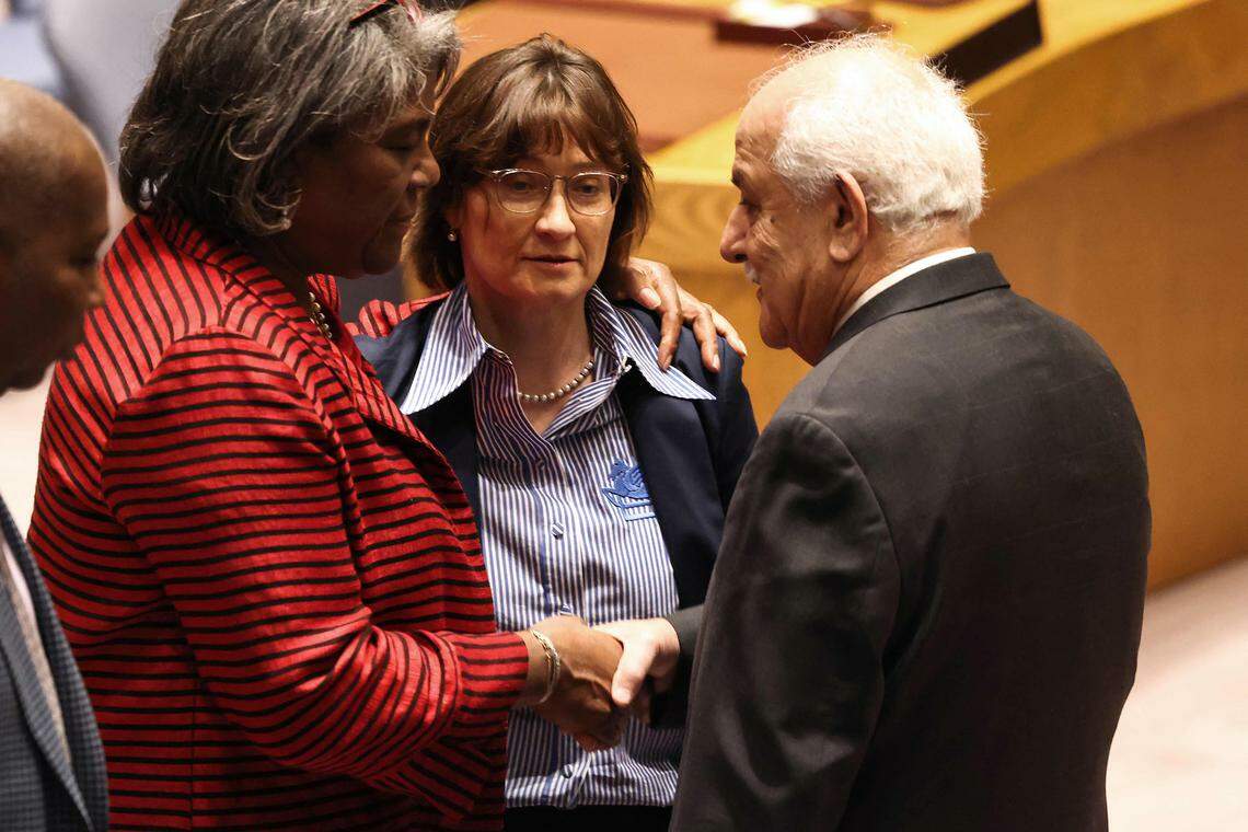 美国在加沙问题上与盟友存在分歧。图为美国常驻联合国代表托马斯-格林菲尔德(左)星期五在安理会表决前,同巴勒斯坦常驻联合国代表曼苏尔(右)交谈。(法新社)