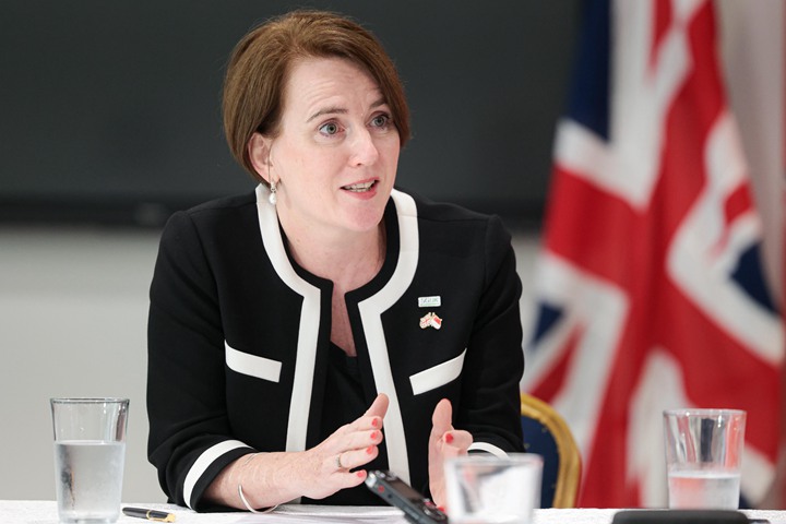 英国最高专员欧文驻香港时,不放过任何能与德士司机聊天的机会,因为与他们交谈不仅能增进粤语水平,还能加深对香港文化的理解。(李冠卫摄)