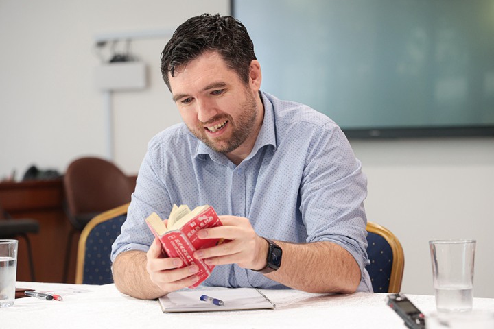 英国外交官鲍旭手上的词典跟了他20年,吃饭唱K都随身携带。(李冠卫摄)