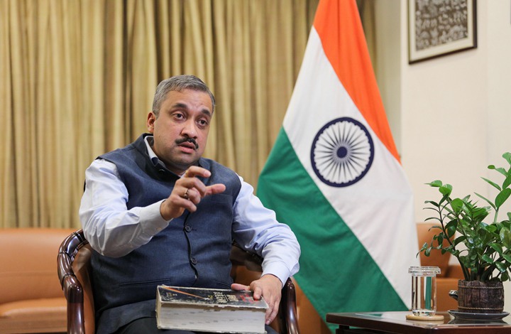 印度最高专员安伯乐坚持遇到生字就要翻查手上的《新时代汉英大词典》,不论是在中国、美国,还是印度、新加坡,这本词典都跟在身边。(林泽锐摄)