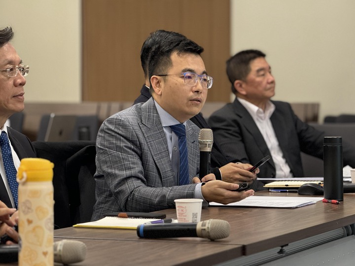 台湾文化大学政治学系教授王顺文(左二)认为,在中美两极化下,大国间不想要直接冲突,但是区域冲突是可以允许的,这也是为什么以哈战事会以区域性冲突持续的原因。(缪宗翰摄)