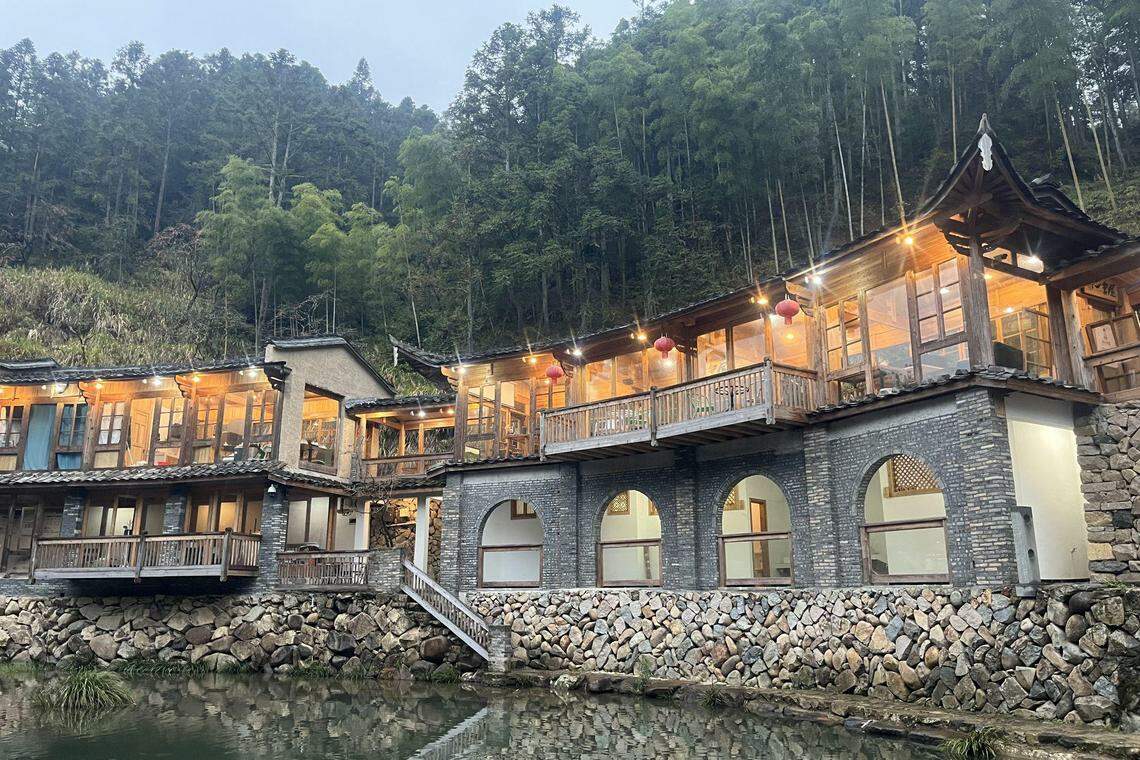 刘斌在福建屏南县墘头村投资经营的明心书屋。(受访者提供)