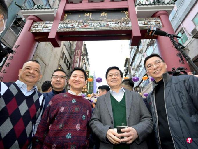 港特首走访市集吁业界思考如何吸引民众消费