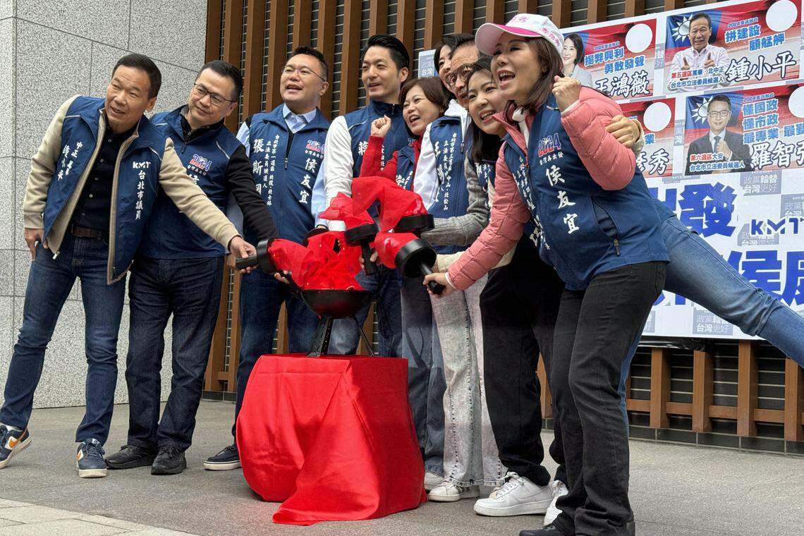 台湾在野的国民党立委选情稳定领先。图为台北市长蒋万安(左四)12月20日陪同八名国民党台北市立委候选人,到台北市选委会楼下联合造势。(缪宗翰摄)