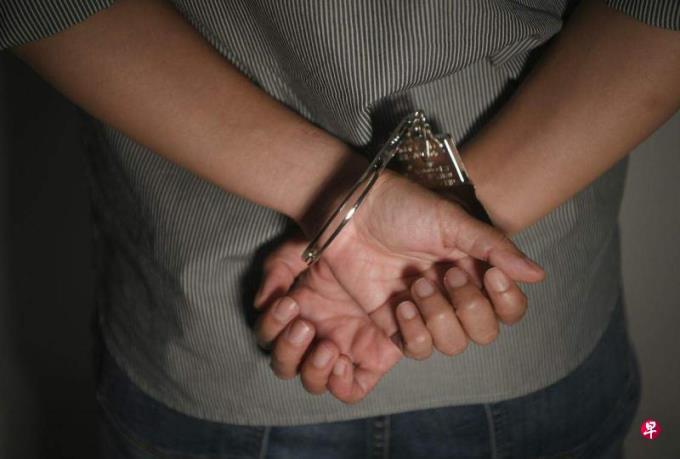 涉非法持武器后潜逃来我国 台湾男子被押送回台湾