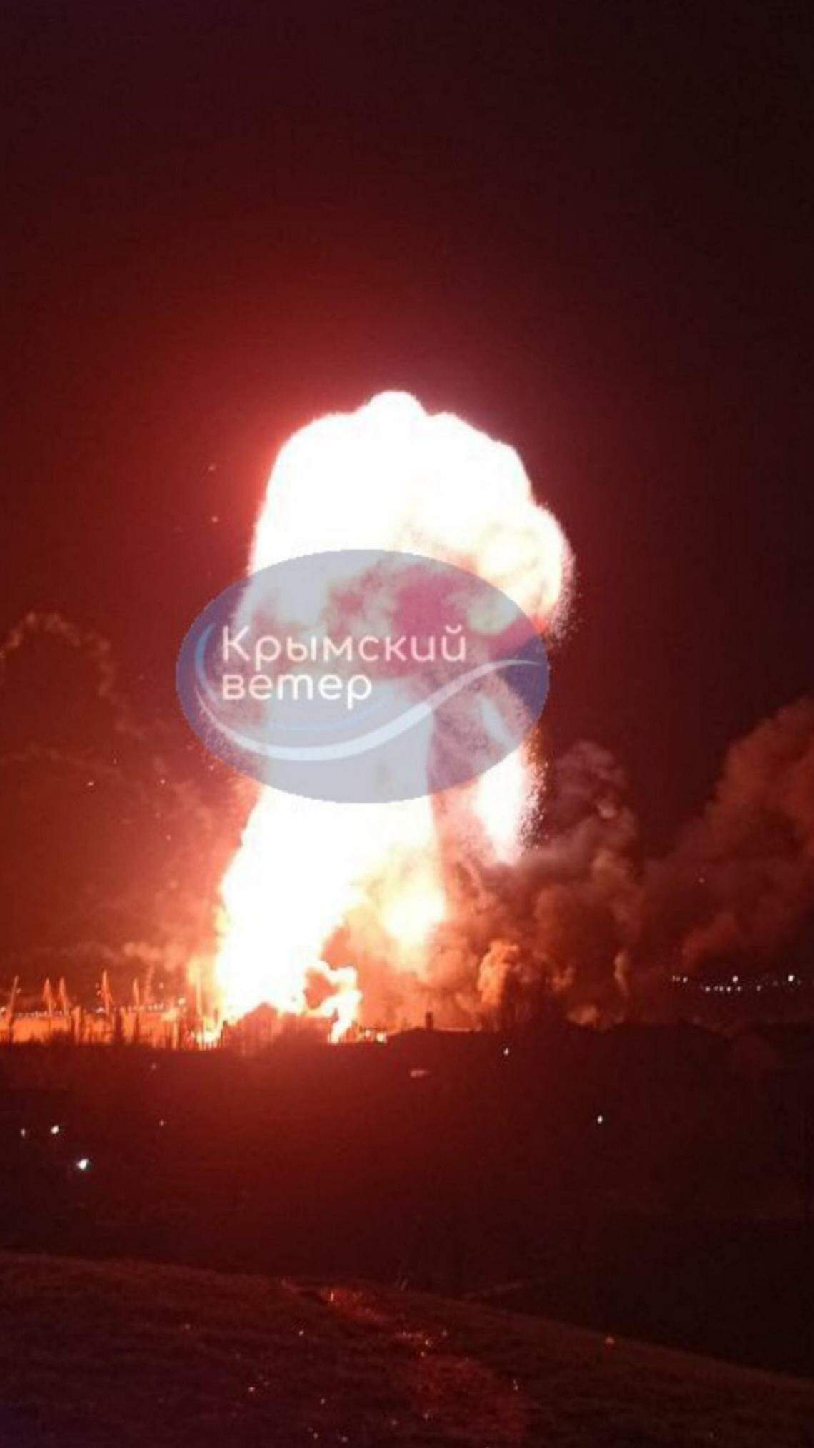 上传到社交媒体Telegram的照片显示,俄控克里米亚费奥多西亚(Feodosia)港口星期二凌晨遭袭后发生强烈爆炸和大火,对俄海军造成重挫。(法新社)