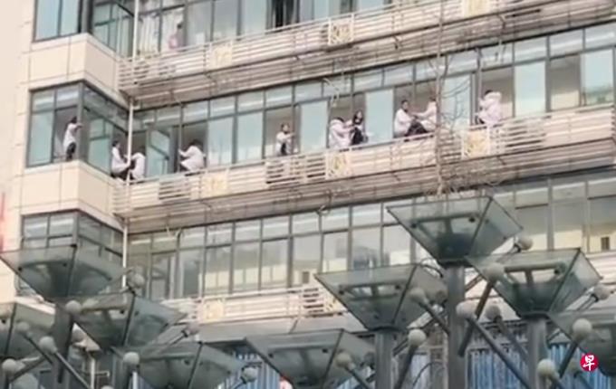 网传医护爬楼讨薪 四川遂宁卫健委:实为划转调整事宜