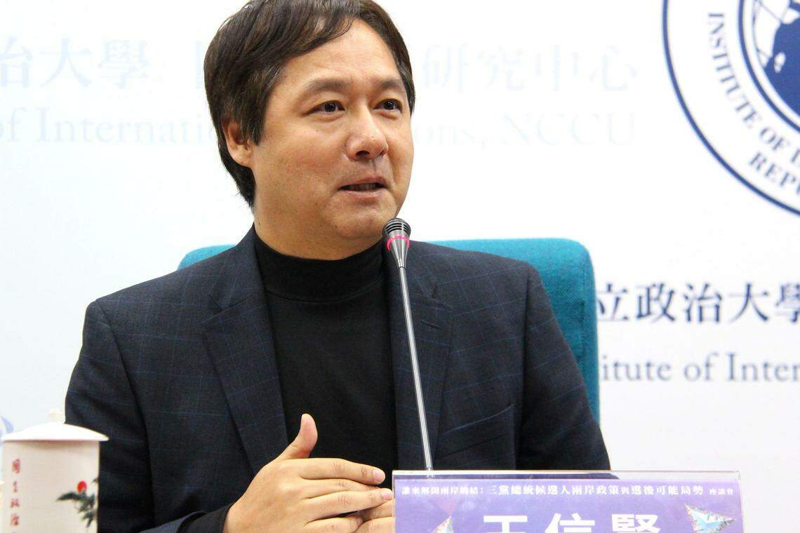 台湾政治大学东亚研究所特聘教授王信贤(图)12月26日分析,从北京的角度来看,赖清德当选代表民进党将长期执政,届时值得注意的是,大陆是否将另外开启法理斗争的可能,“明年(2024年)两会变得非常重要”。(台湾政治大学国际关系研究中心提供)