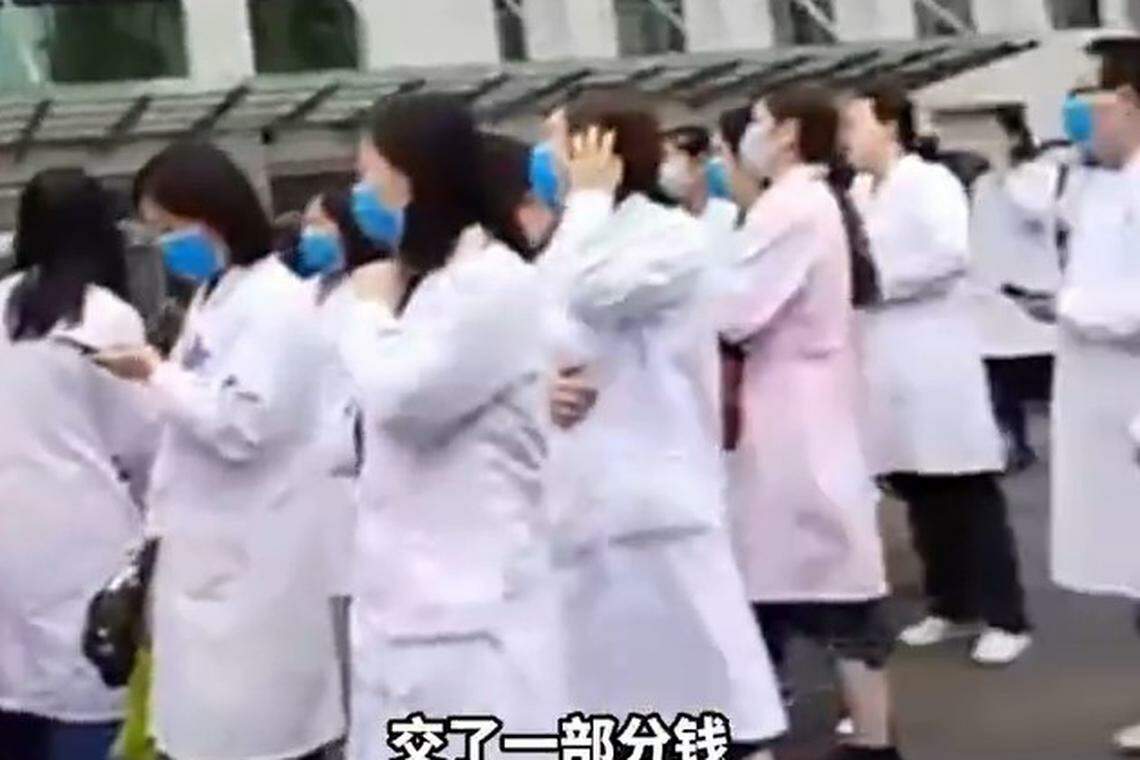 河南汝州妇幼保健院员工在医院门口讨薪维权。  (视频截取)