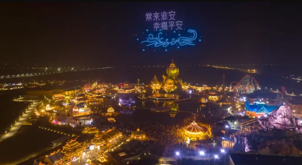 安全隐患与空气污染一直都是牵制花炮燃放规定的两个因素。图为江苏淮安官方组织的烟花大会。(互联网)