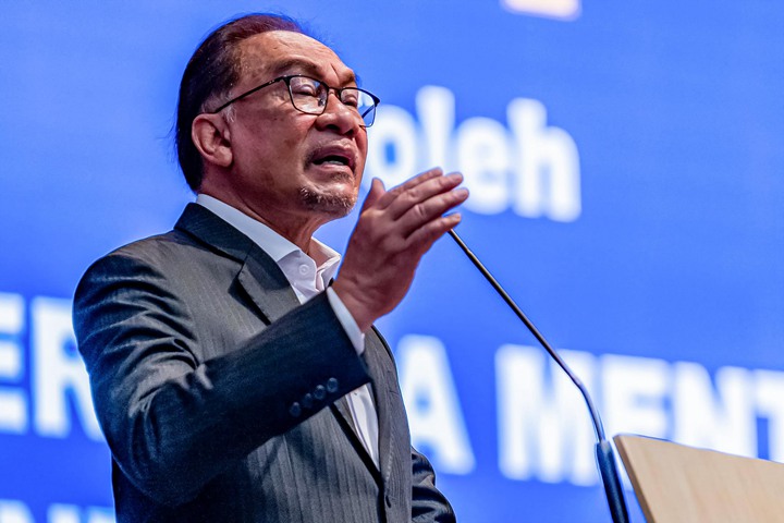 分析员认为,首相安华虽然改革形象鲜明,但无法推出大刀阔斧和立竿见影的改革措施,只能因势利导,顺势而为。(取自安华脸书)