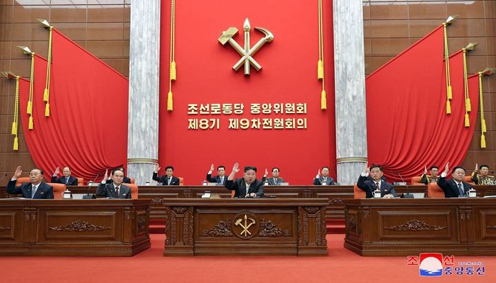 朝鲜从12月26日起召开的劳动党第八届中央委员会第九次全体会议,并于30日结束,图为会议现场。(法新社)