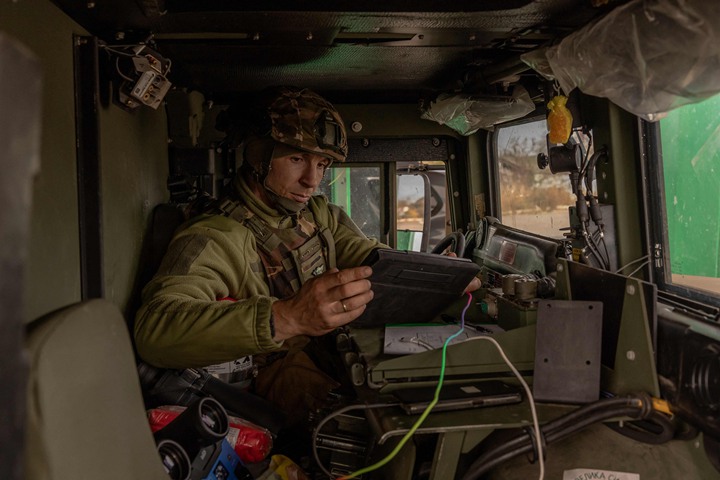 乌克兰无人机狩猎队成员2023年11月2日在南部城市赫尔松外使用平板电脑监控天空。(法新社)