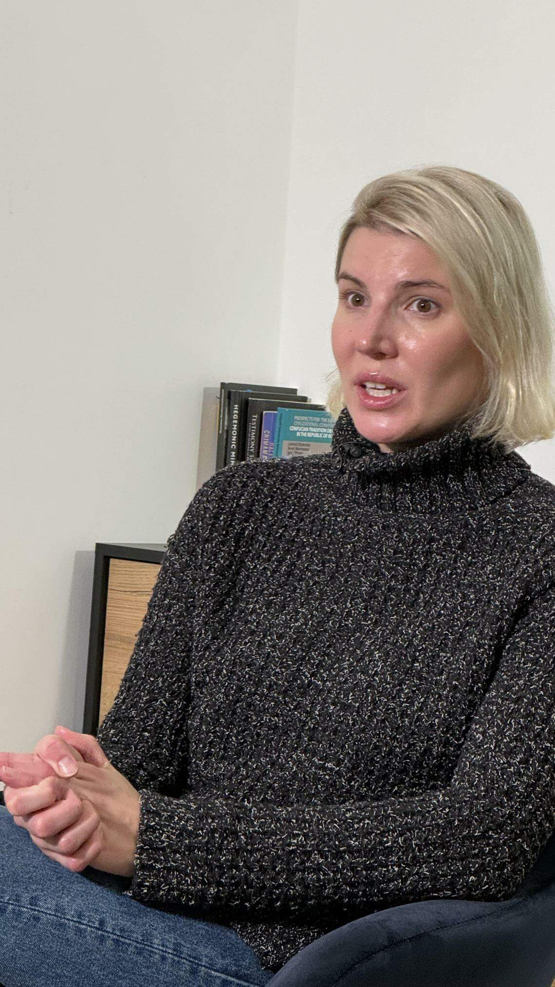 乌克兰文化和信息政策部属下的战略通信与信息安全中心创办人齐布尔斯卡(Liubov Tsybulska)说,有人冒充乌克兰人在TikTok发布视频,给青年男子提供逃避征兵的贴士,还有人发布壮丁在街上被强行征召入伍的视频。(沈泽玮摄)