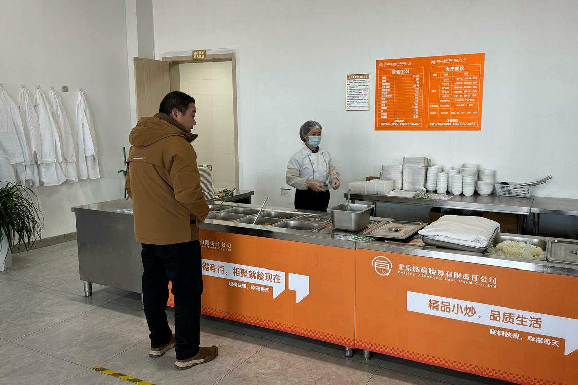 金盏七彩家园属于保障性住房,除了低廉的租金,食堂的食物价格也较便宜,一荤一素只要15元人民币。(黄小芳摄)