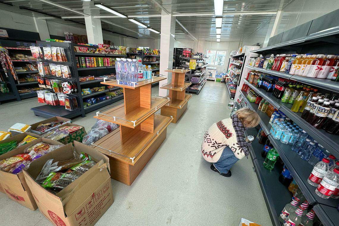 金盏七彩家园地点偏僻,小区内超市、食堂、健身房等设施一应俱全。(黄小芳摄)