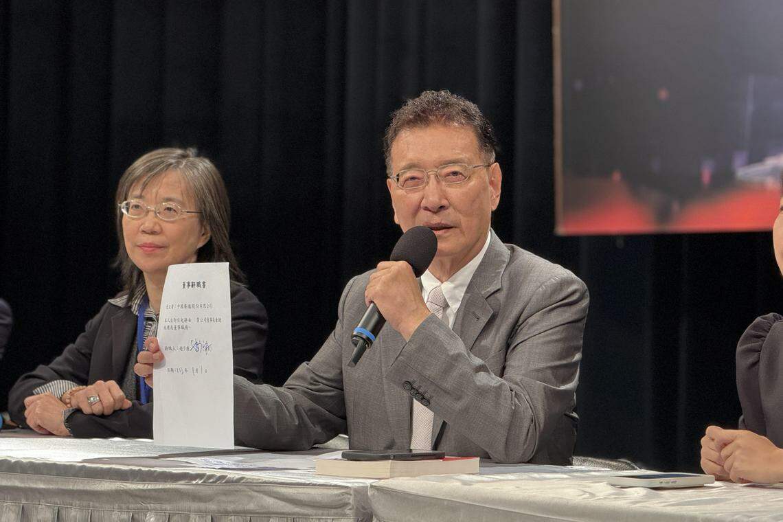 台湾在野的国民党副总统候选人赵少康(中)1月1日宣布辞去中广董事长,他当天在副总统候选人电视辩论会结束后,现身记者会并秀出辞职书。(缪宗翰摄)