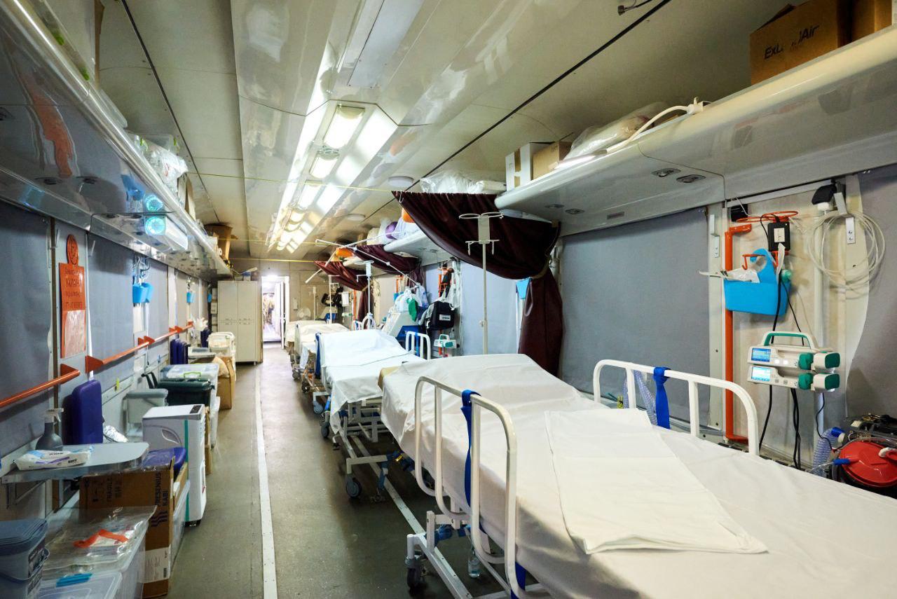 乌克兰军用医疗列车就像小型移动诊所,包括生命维系器等各种急救设备都有。伤势严重的士兵用的是五个床位的车厢,其他伤兵用十个床位的车厢。(乌克兰铁路公司提供)