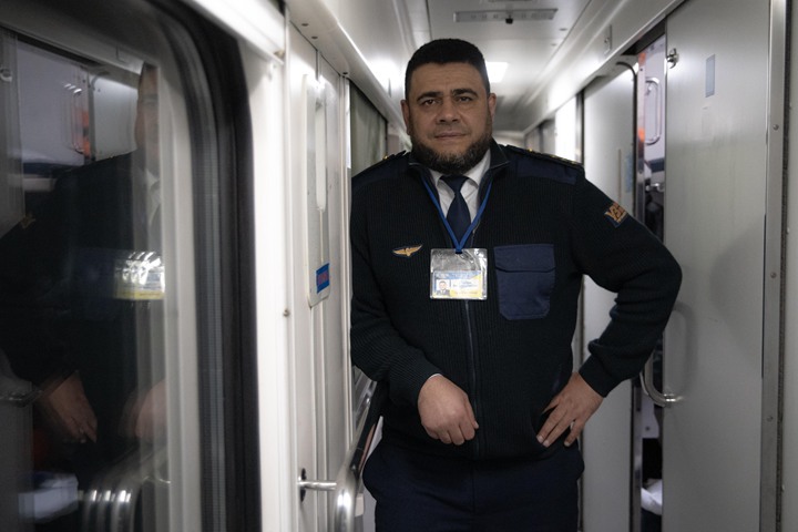 乌克兰铁路公司52岁的资深乘服员萨维洛维奇说:“我们什么都不怕,我们是铁人。” (公益新闻实验室PIJL提供)