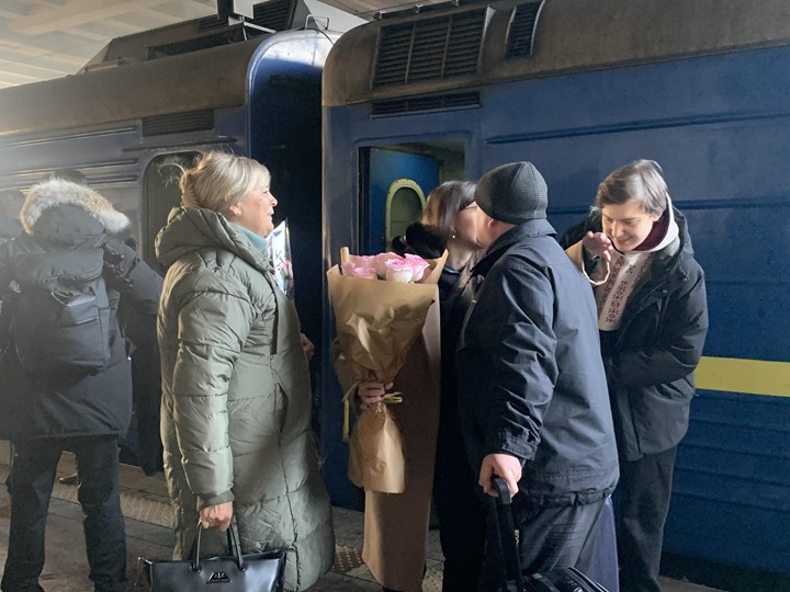 2023年11月25日,从波兰海乌姆开往乌克兰基辅的火车抵达基辅火车总站,乘客下车后与亲友拥抱。(沈泽玮摄)