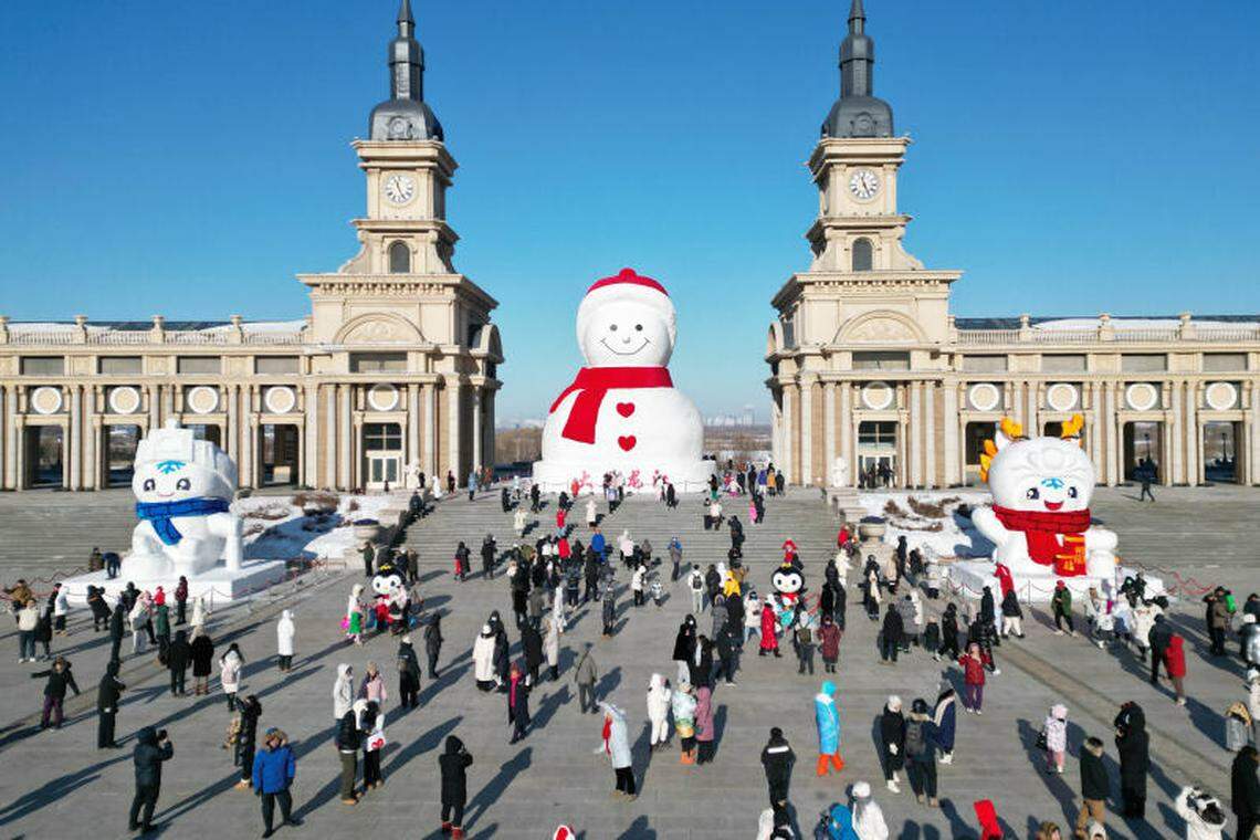 高约18米、用雪量约2000立方米的网红大雪人(中),去年12月在哈尔滨音乐公园建成亮相,吸引众多市民及游客前去参观。(新华社)