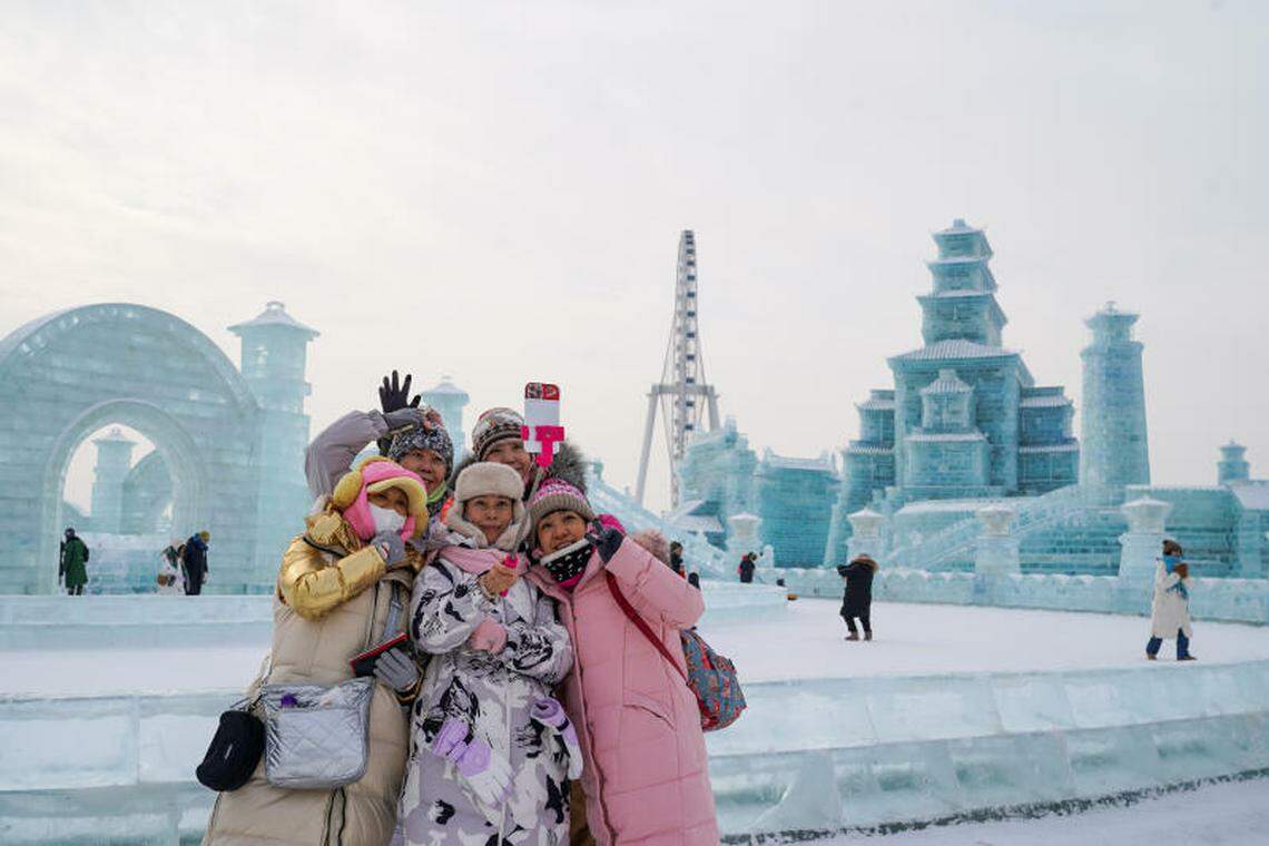 哈尔滨冰雪大世界内的冰雕吸引许多游客“打卡”拍照。(中新社)