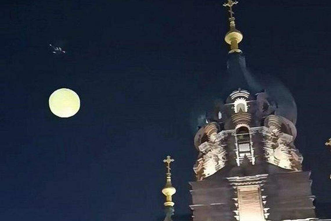 有游客据报提出在索菲亚教堂拍夜景时拍不到月亮后,哈尔滨政府就用无人机将一轮直径5米的“人工月亮”,挂到40米的高空中。(互联网)
