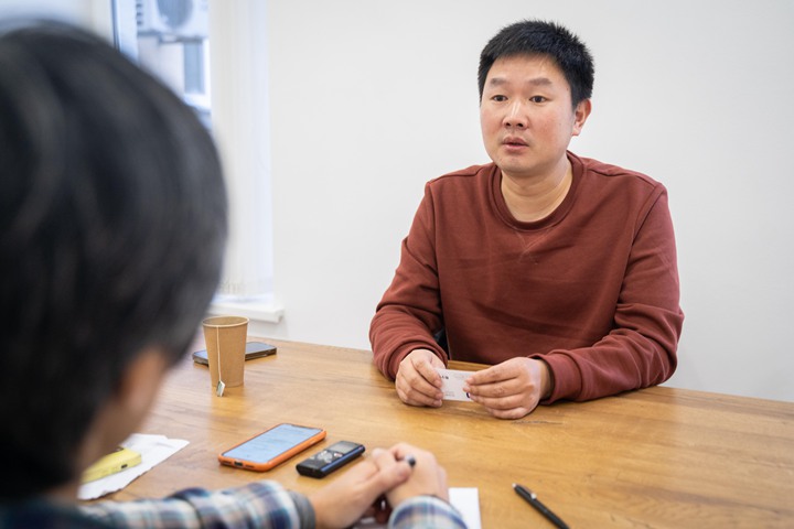 留学乌克兰的中国学生柯义在基辅接受《联合早报》采访。柯义在战争爆发后,留在乌克兰当志愿者。(公益新闻实验室PIJL提供)