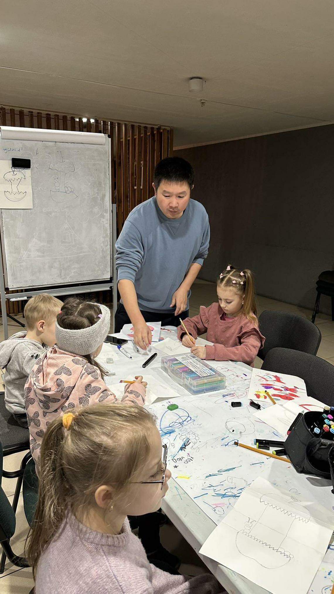 在乌克兰利沃夫念博士班的37岁中国学生柯义,自俄乌战争爆发后就断断续续在利沃夫教会地下室教小朋友画画。(受访者提供)