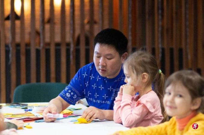 留乌中国学生当志工:这个世界需要有光