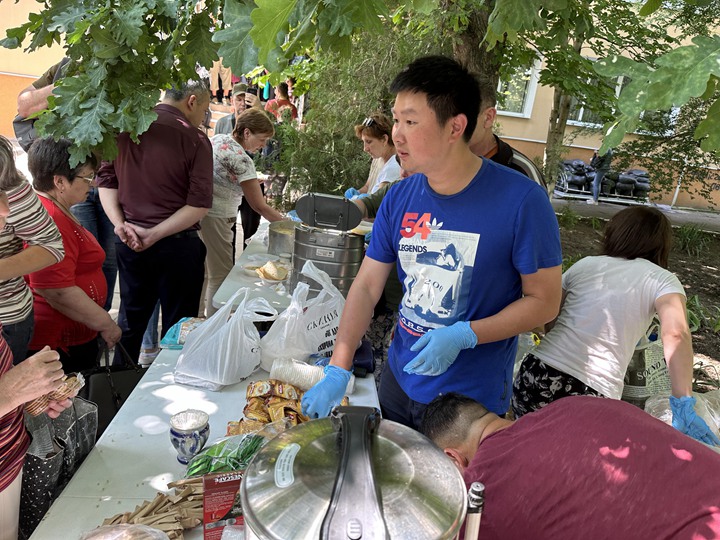 留学乌克兰的中国学生柯义在赫尔松帮忙分发食物给当地居民。(受访者提供)