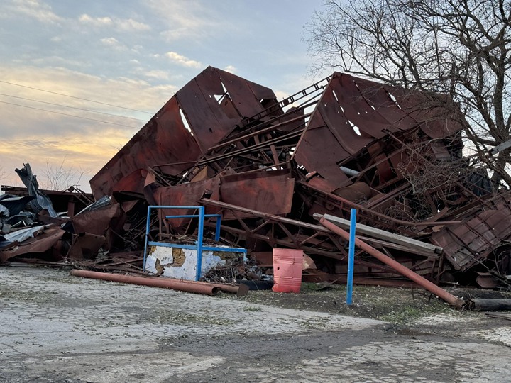 在波萨德—波克罗夫斯克村的阿凡加农场遭俄军袭击,谷仓被炸烂。(沈泽玮摄)