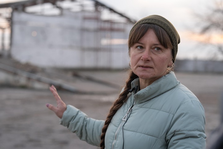 在波萨德—波克罗夫斯克村,阿凡加农场44岁农妇卢德米拉接受采访时,从头到尾不见笑容。(公益新闻实验室PIJL提供)