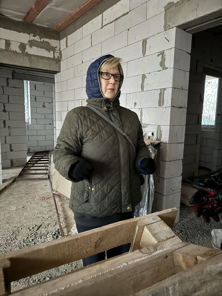 家住基辅以北郊区布查的68岁老太太柳德米拉在战事中失去丈夫,祖传四代的老房也被俄军毁了,目前暂住儿子家。老太太总觉得新房少了点什么。(沈泽玮摄)