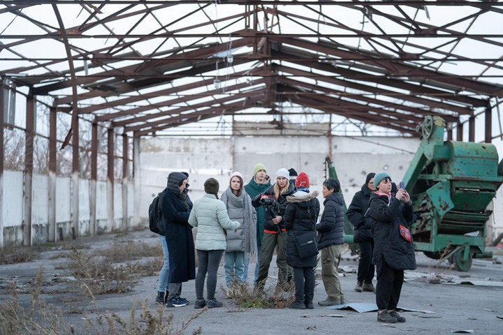 记者参访位于赫尔松地区西北村落波萨德—波克罗夫斯克村的阿凡加农场,只见谷仓和存放机器的仓库被炸得仅剩骨架,四处尽是坑洞和集束弹药残片,农场简直成战地遗迹。(公益新闻实验室PIJL提供)