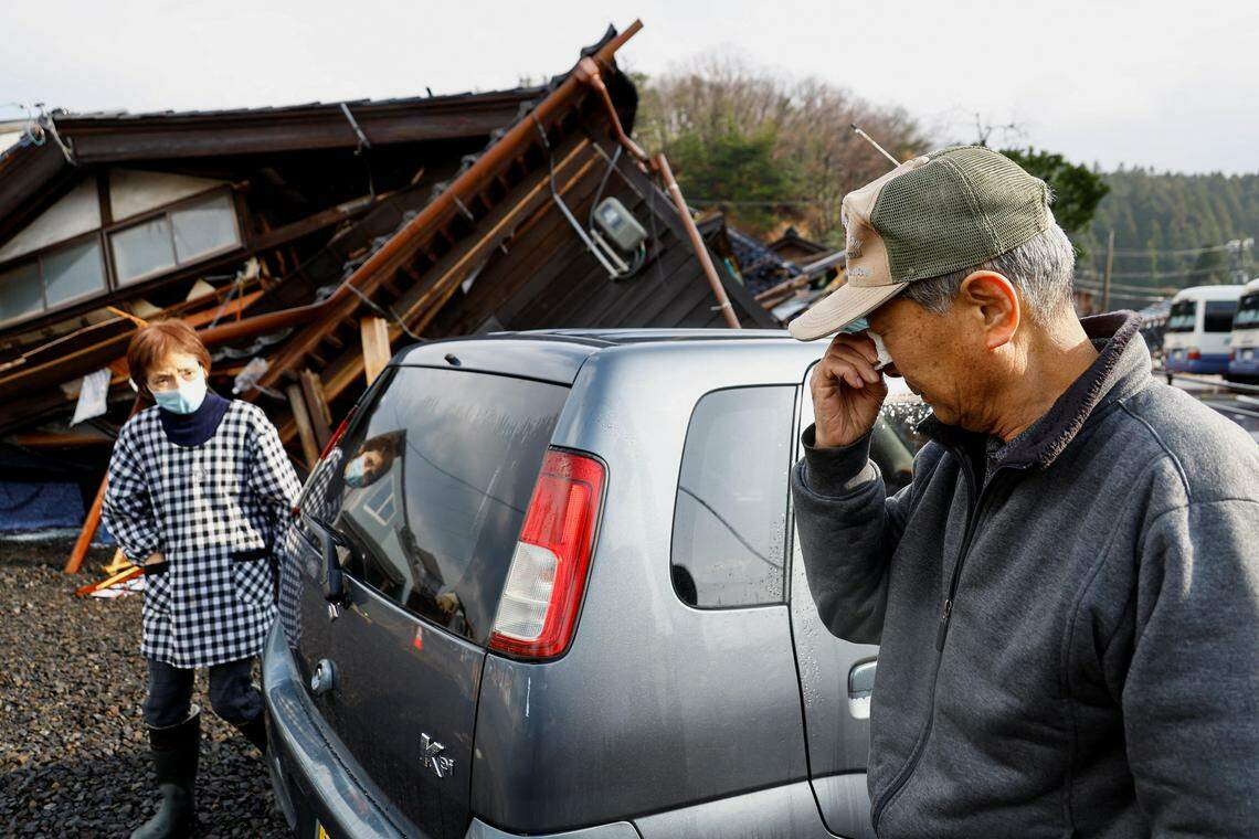 住在石川县轮岛市的一对老夫妻在地震中失去房子,只能在车上睡觉。见到前来救援的消防队伍时,老先生悲从中来。(路透社)