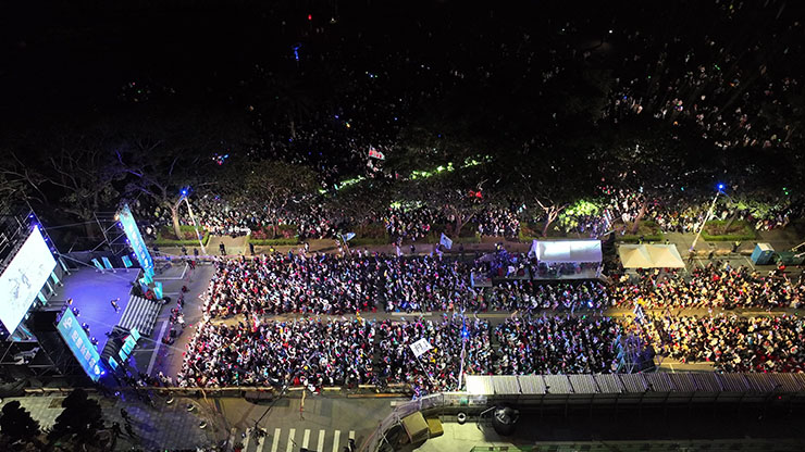 民众党星期天在高雄凹仔底捷运站旁的森林公园造势,现场涌现不少年轻铁粉,虽然人潮远不如蓝绿,但有超过11万人同时上线观看直播。(民众党提供)