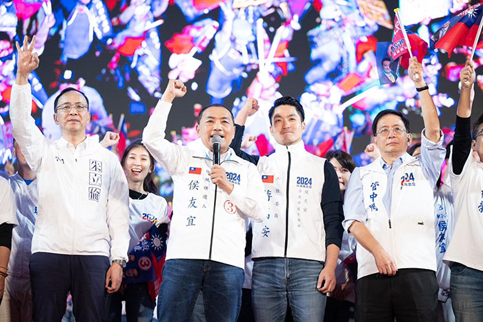 国民党星期天(1月7日)在高雄梦时代购物中心旁造势,台大前校长管中闵(右一)首次在选举造势活动站台,力挺侯友宜(左二)当选总统。(国民党提供)