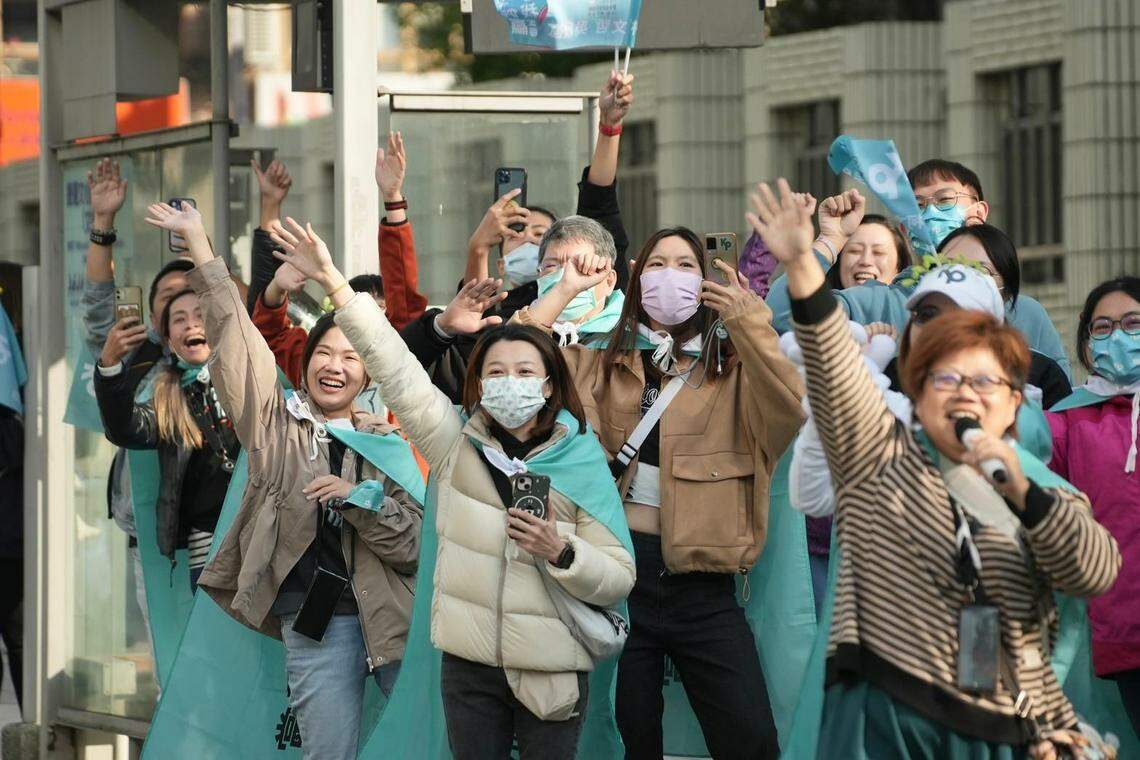 台湾将在1月13日举行总统与立委选举,民众党车队星期五(1月5日)在台南车扫拜票,路边的支持者有许多年轻脸孔。(民众党提供)