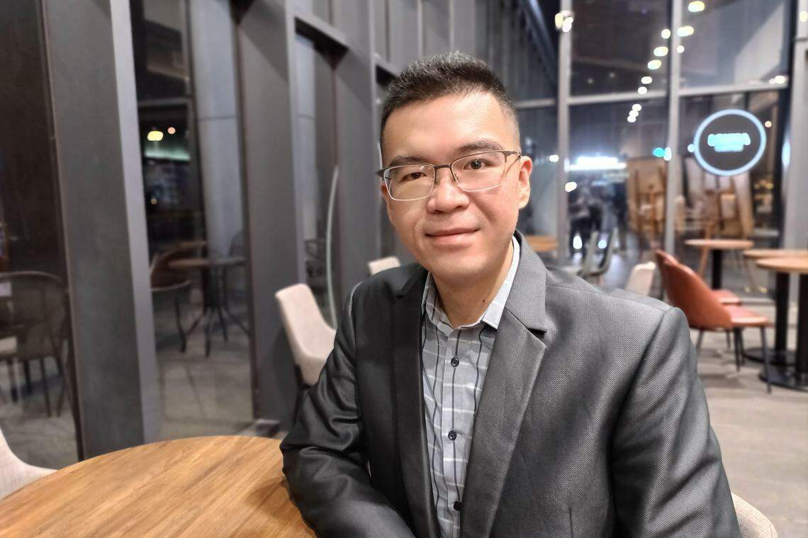 家住新竹、育有两女的33岁社工刘志枰说,过去五年来,新竹房价和生活费飙升,托婴托幼设施供不应求,若不是母亲帮忙顾孙,两夫妻根本不敢生孩子。(温伟中摄)