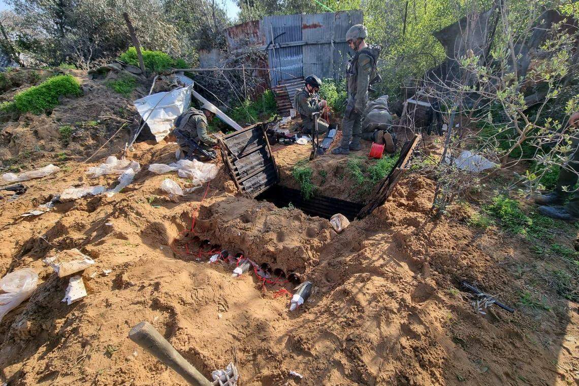 以色列国防军星期天说,以军前一天在加沙北部发现了哈马斯的数十个火箭发射器,随后把它们全部拆除。(路透社)